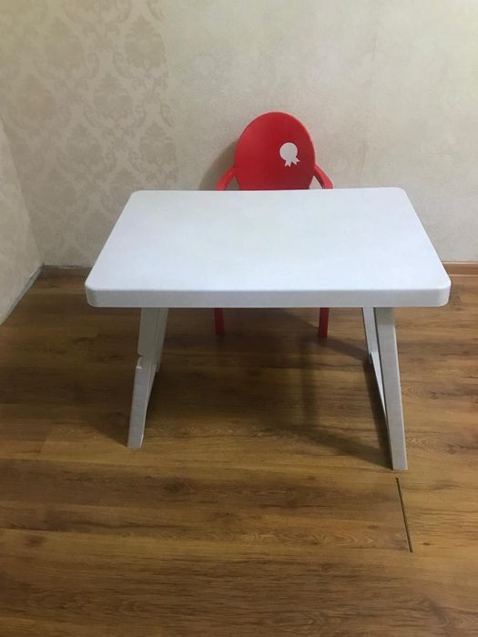Отдам за свежие фрукты. Стол и стул детский.
