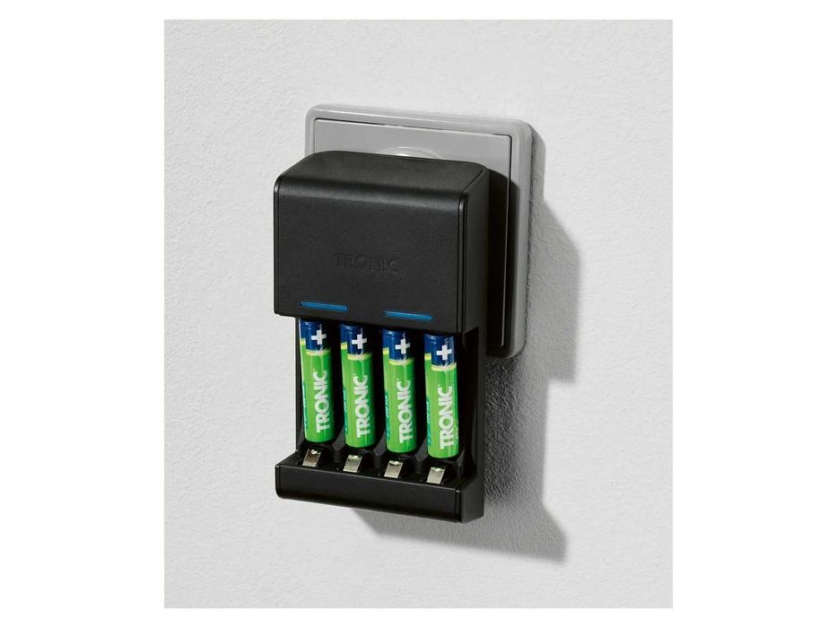 Incarcator universal, compact, la priza, pentru 4 acumulatori R3 / R6, Li-ion, NiMH ; nou, sigilat, realizat in Germania