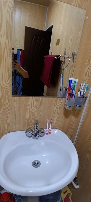 3 хонали уй сотилади. 3 кичик нохия 45 уй 47 хонадон.