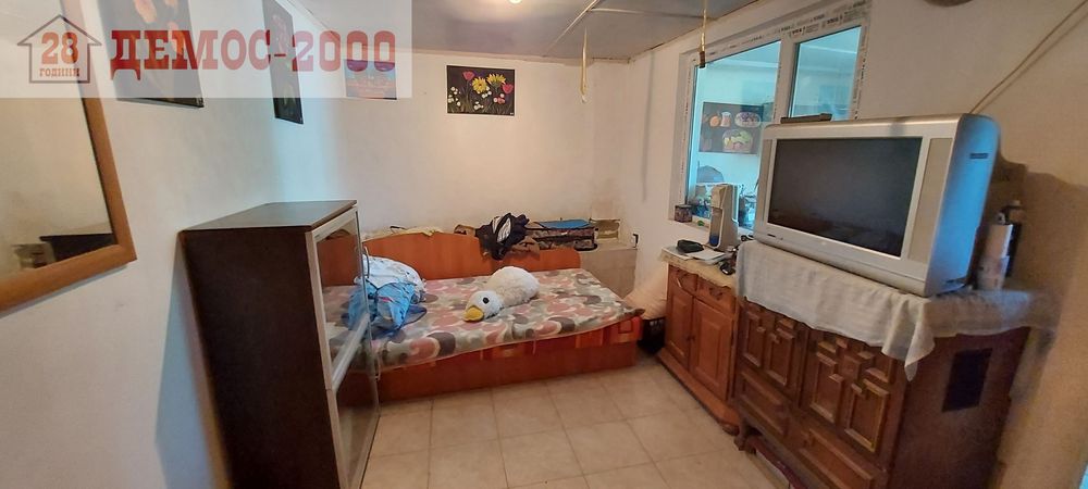Самостоятелна къща с двор в с.Бенковски