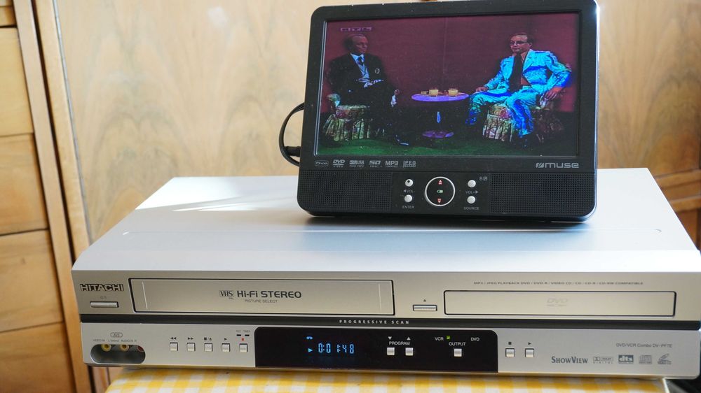 Video recorder VHS combo cu DVD player Hitachi  DV-PF7E stereo Hi-Fi