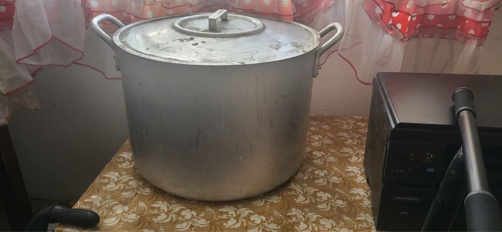Продам большую кастрюлю