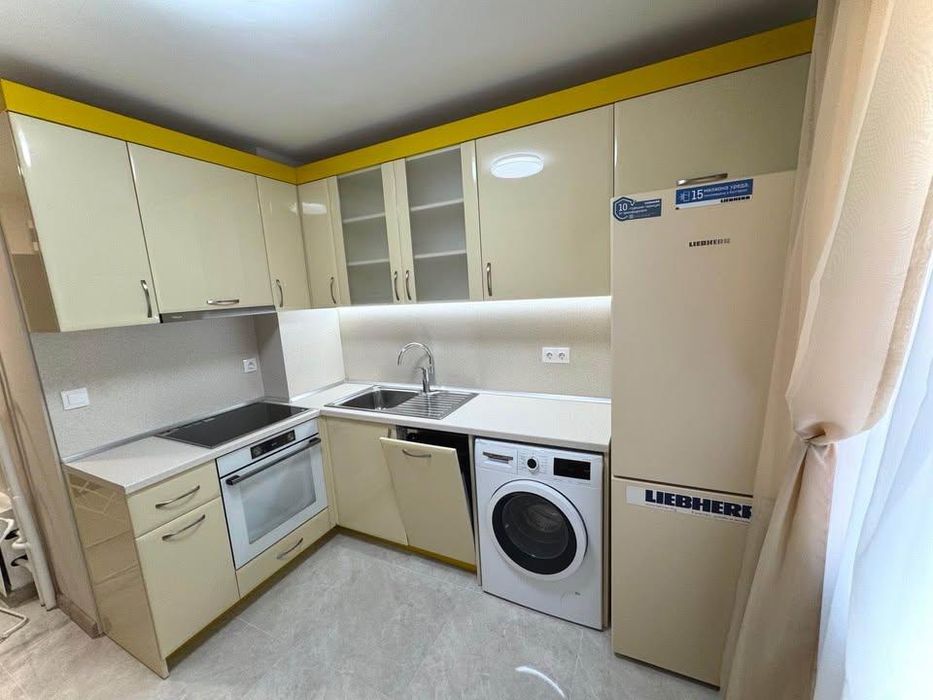 Дава се под наем Тристаен апартамент в София, Център - 90 кв.м за 1100 € - Снимка #2