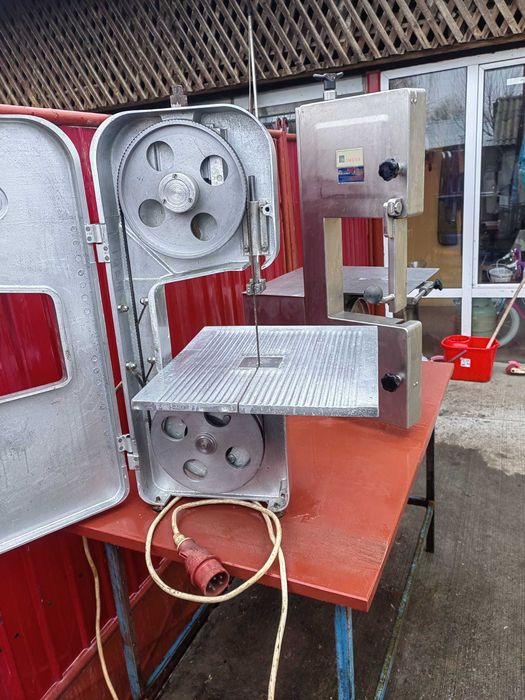 Se vând două fierăstraie de taiat oase.4500 lei bucata.
