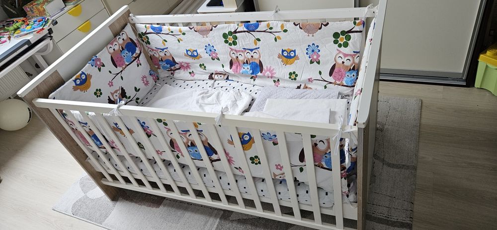 Patut din lemn pentru bebelusi, cu saltea, protecții si lenjerie 140x7