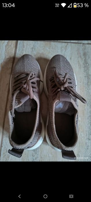 Adidași noi Kate Gray