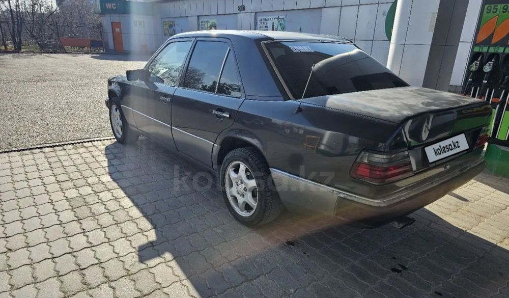 Продам mercedes E260.