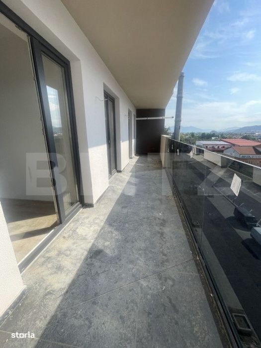 Apartament de vanzare, cu 3 camere, balcon mare, panorama superba, com