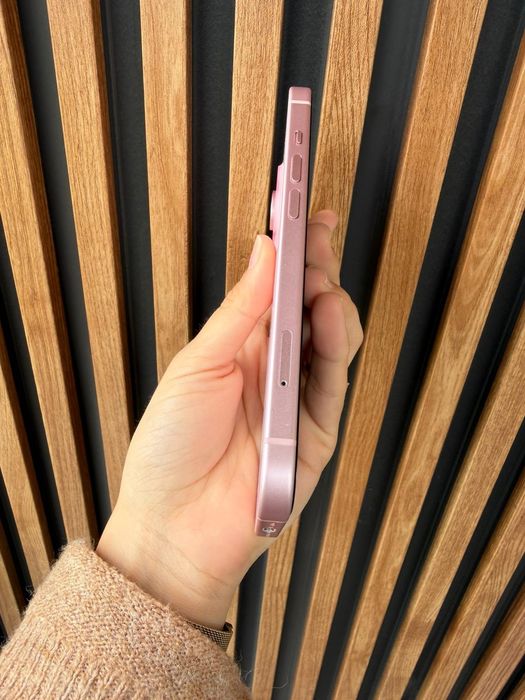 iPhone 15 impecabil în garanție