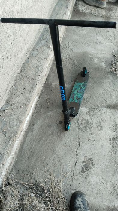 трюковой самокат синего цвета