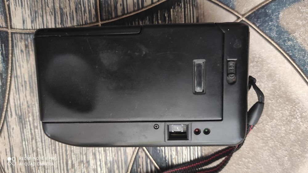 Фотоаппарат и чехол.