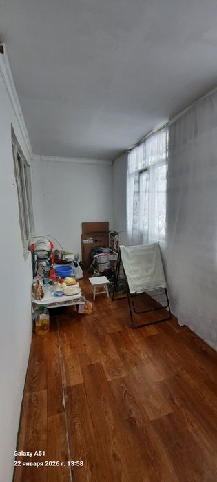 Продается 2х ком квартира в Чирчике 4 мкн 1 этаж не долеко от дороги