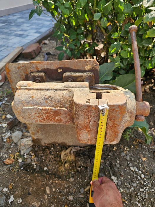 Menghina 120 mm cu banc de lucru și picior fixare.