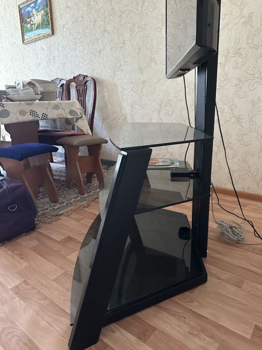 Продам под телевизор тумбу