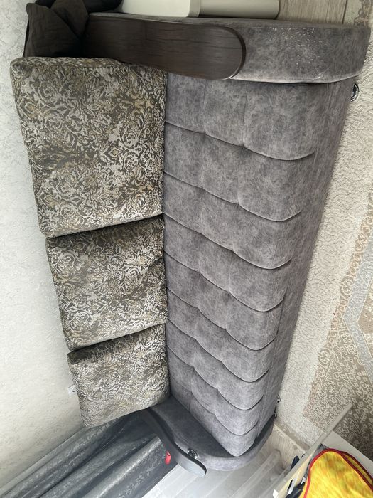 Продам диван,район 12 месяцев