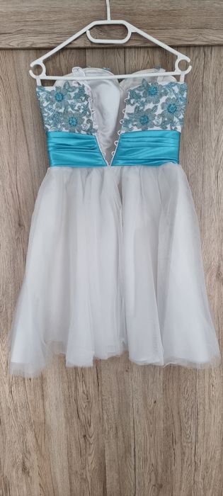 Официална рокля с бял тюл и сини декорации