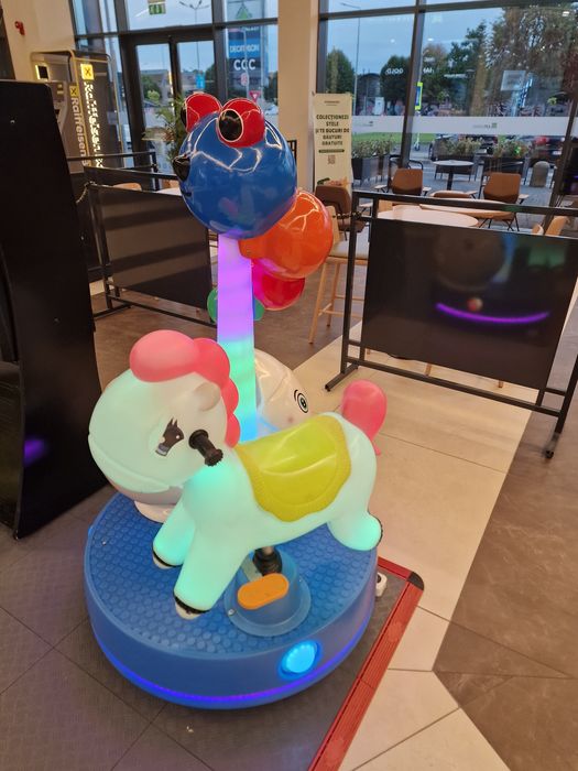 Carusel, trenulet loc de joaca parc de distractii copii