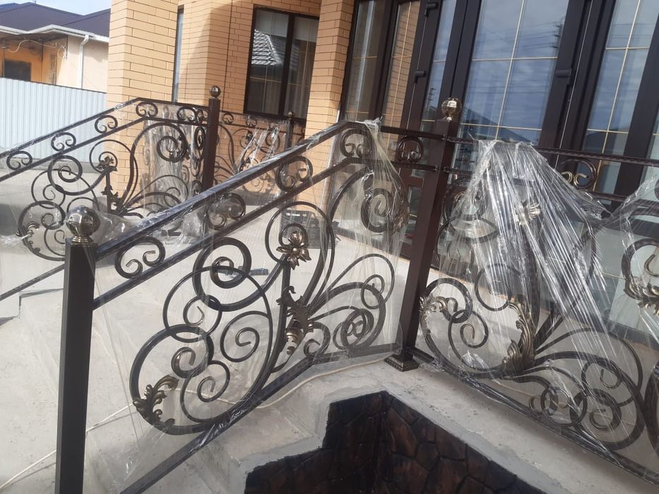 Скамейки и качели