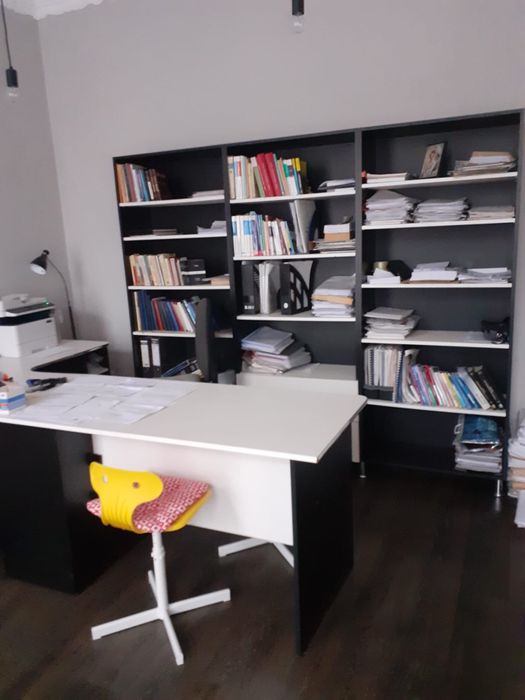 Vand biblioteca si masa de birou urgent