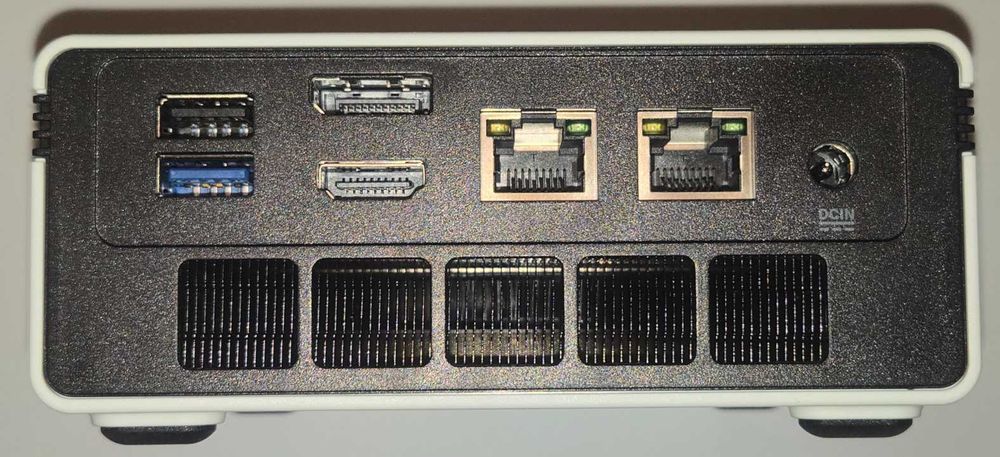 Продавам мини компютър Chuwi Ubox с Ryzen 5 6600H