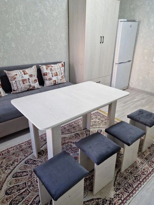 Стол для дома и пуфик