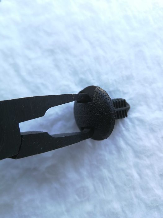 Продава клещи за вадене на пластм. фиксат. щипки в багажника на ТОЙОТА