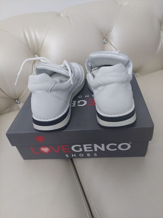 Кроссовки женские