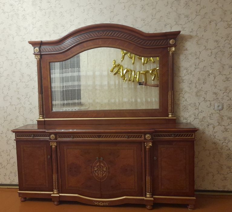 Горка и комод в европейском стиле