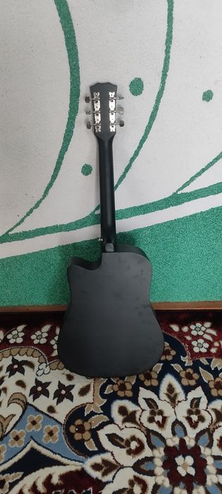 Akustik gitara sotiladi