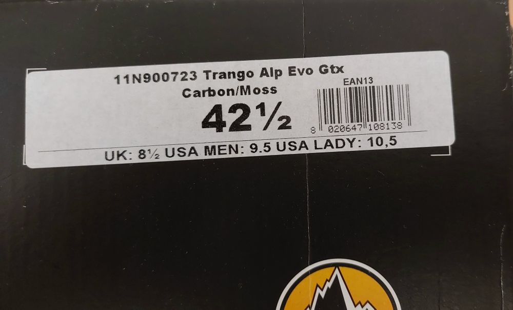 Продавам мъжки туристически обувки La Sportiva