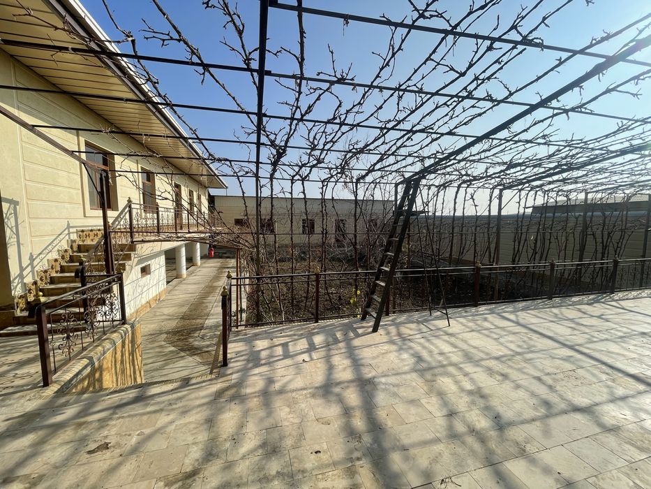 Тез ховли сотилади. 8 соток, 3 комплект уй, 10 та хона