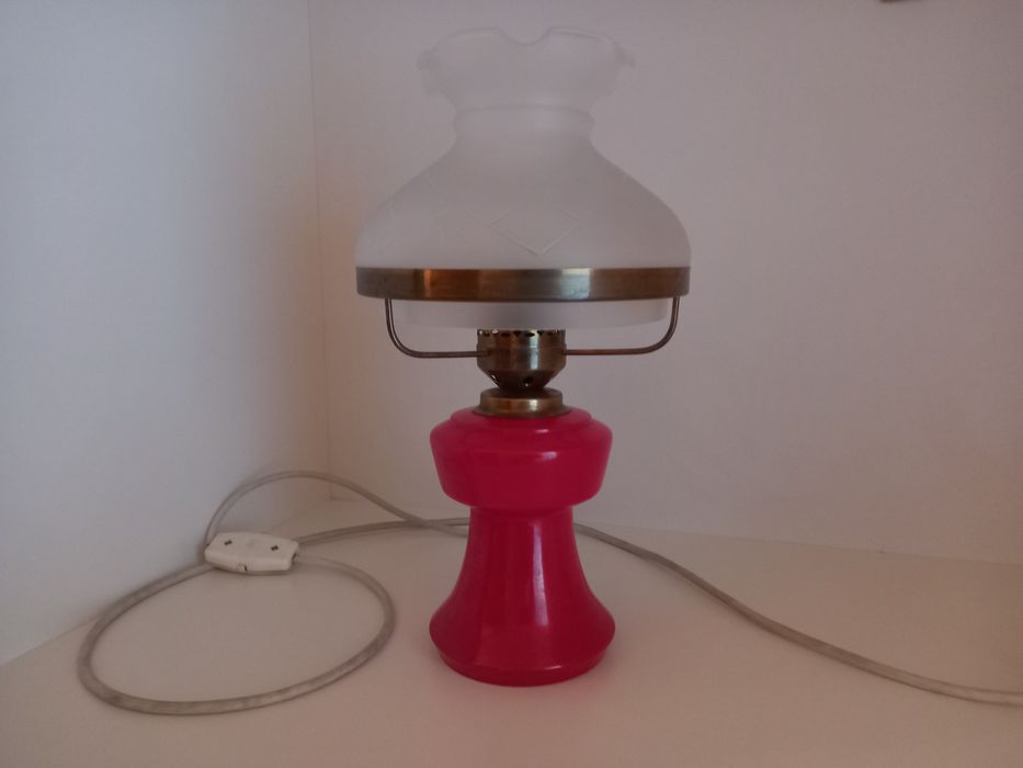Красива настолна червена лампа - 50 лв.