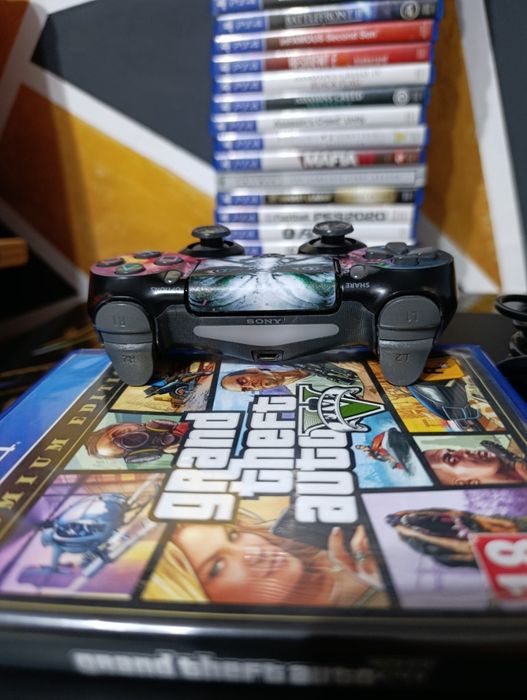 Vând PlayStation 4, 1 controler+66 de jocuri in cont.