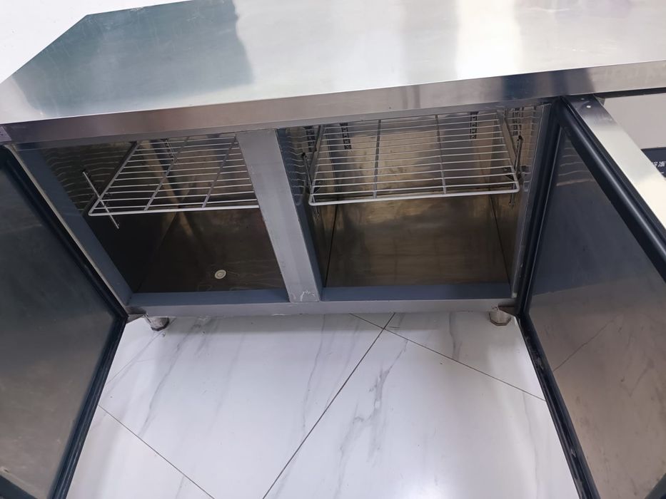 морозильный стол с рабочей поверхностью