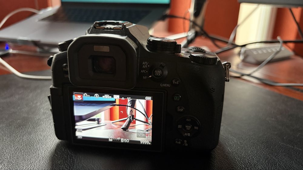 Panasonic Lumix FZ2500 4K + 2 baterii + încărcător + alimentare continuă