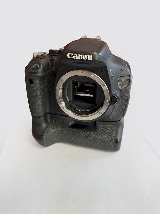 Vand canon 600D cu grip doi acumulatori un obiectiv 28-80mm si un obiectiv 24mm