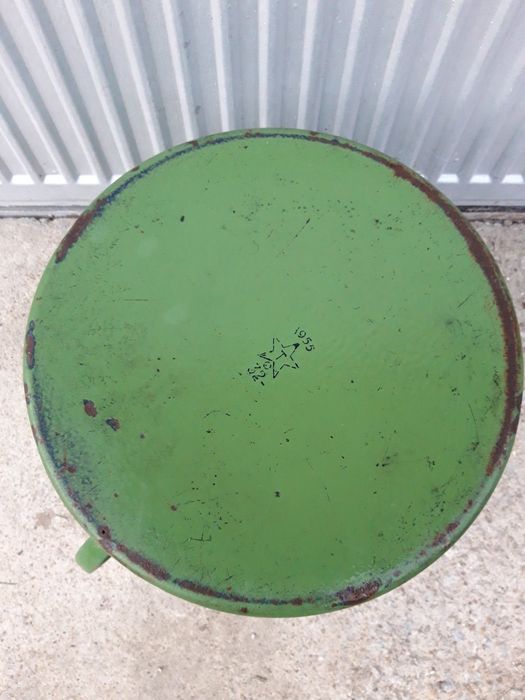 Продавам голяма емайлирана  тенджера от социализма с забележки.
Цена 3