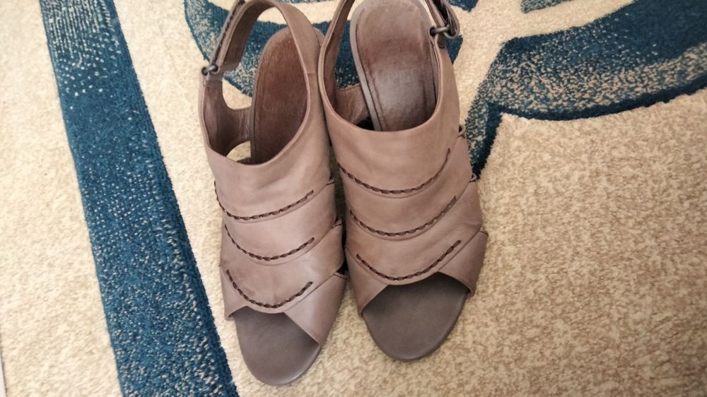 Продам кожаные босоножки.