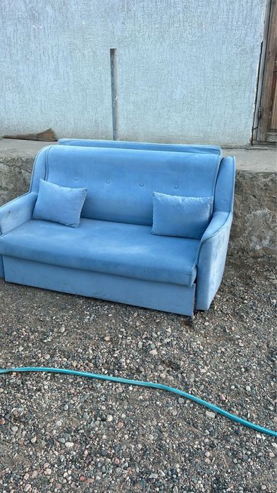 Хороший диван в голубом цвете