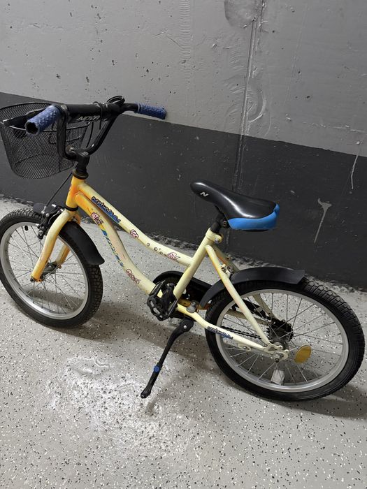 Продам детский велосипед б/у все целое и на ходу!