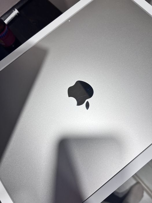 laptop stricat macbook