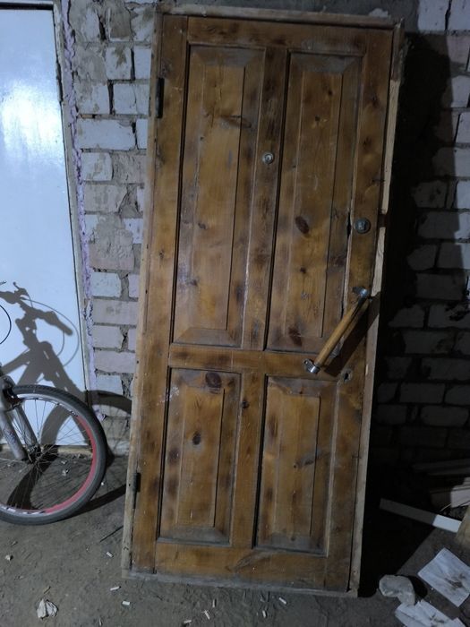 Дверь деревянная