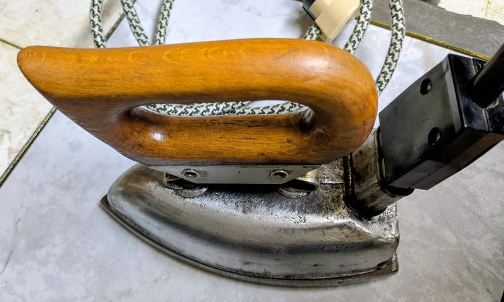 Продавам ретро ютия AEG