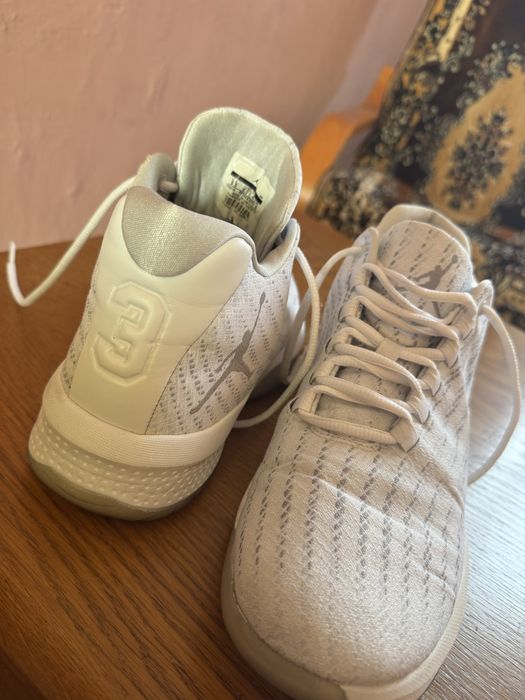 Adidasi Jordan albi