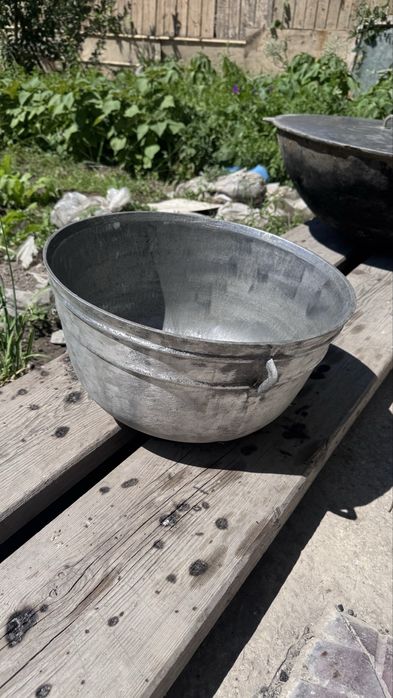 Казан чугунный , колонка для воды