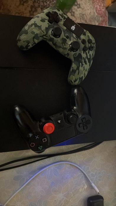 Продавам  PlayStation 4 (PS4) Fat модел в много добро техническо състояние.