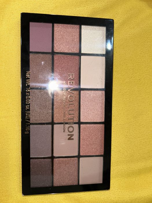 Paleta Farduri nude Revolution, sigilata