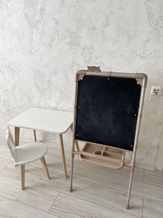 Продам срочно детский стол и стульчик, доску мольберт