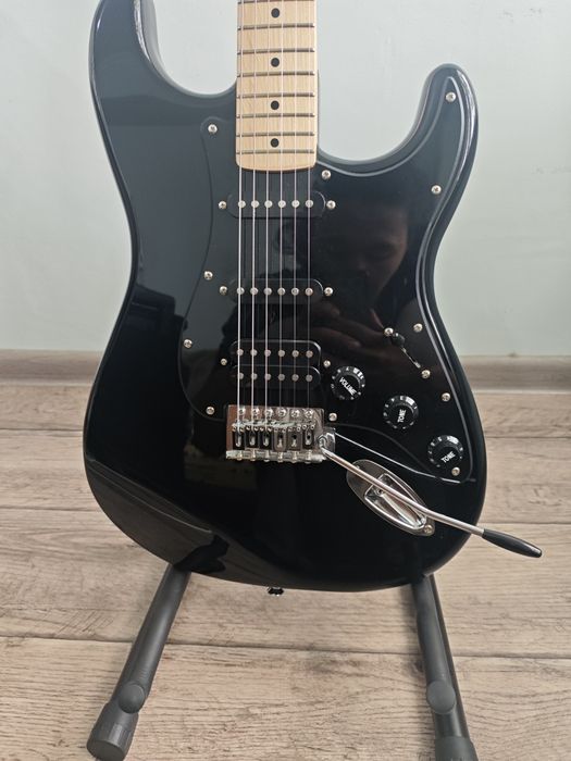 Продам электрогитару squier
 Squier 
Продаю Squier Sonic Stratoc