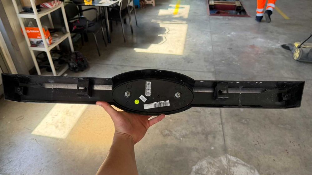 предна декоративна лайсна на решетката (grille applique / grille trim panel) FORD RANGER